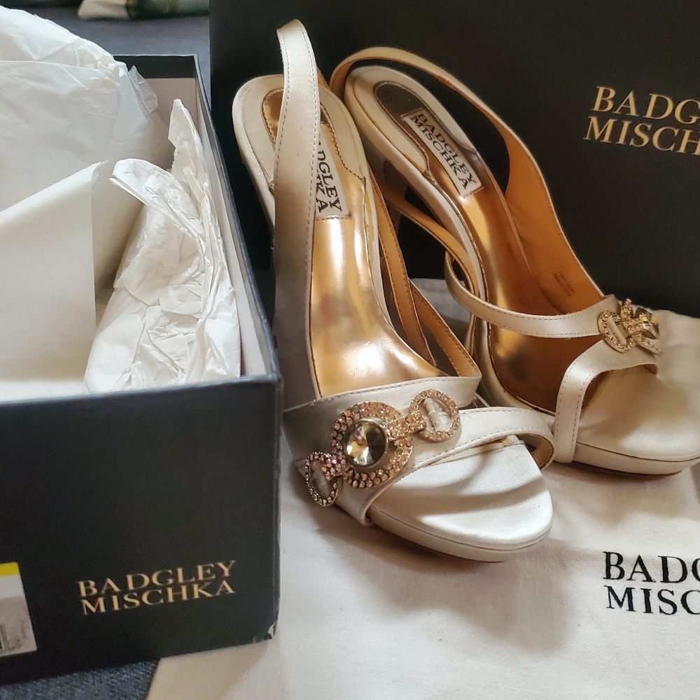 Badgley Mischka 7M Ivory Satin Stilletto Heels
